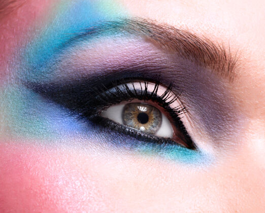 睫毛用漂亮时尚的亮蓝色妆容特写女人的眼睛颜色化妆品肖像