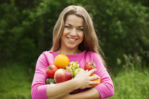 放松拿着水果和蔬菜的年轻女子保持健康饮食新鲜