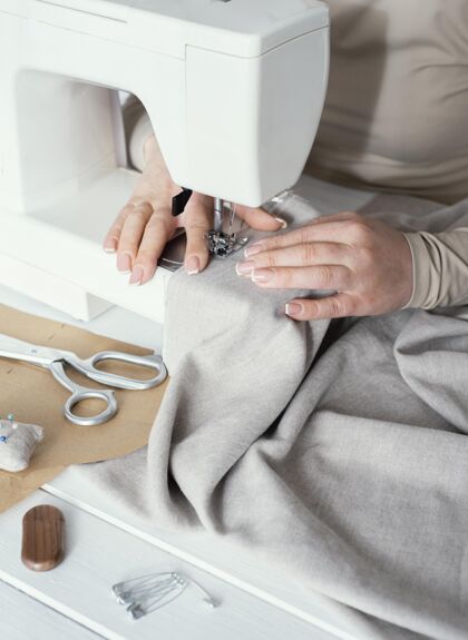 女士裁缝用缝纫机角度大衣服裁缝针线活