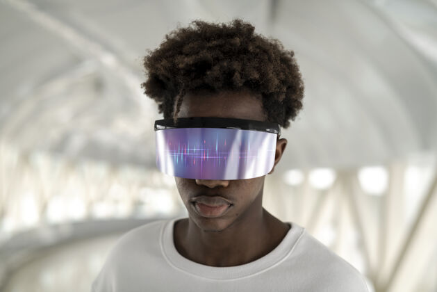 小工具戴着智能眼镜的男人未来科技扫描模拟设备