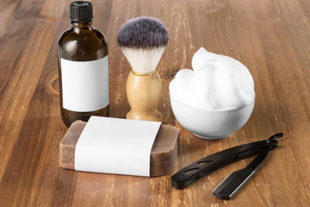 产品高角度的理发店用品与肥皂和刷子客厅男性理发师