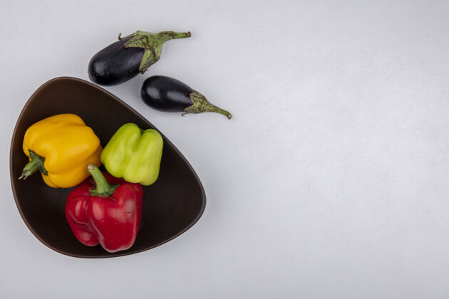 蔬菜顶视图复制空间茄子与彩色甜椒在白色背景碗铃铛食物颜色