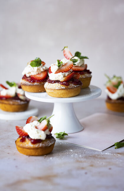 美味可爱的迷你草莓酥饼在一个立场上甜食自制烹饪