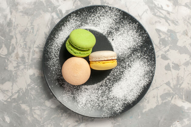 网球俯瞰美味的法国马卡龙内板上白色背景蛋糕饼干糖烤甜饼生的顶部烘焙