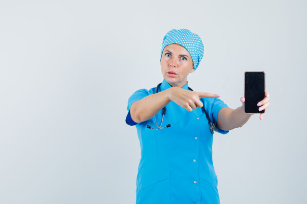 诊所女医生指着穿着蓝色制服的手机 看上去很自信 正对着前方看实验室职员诊断