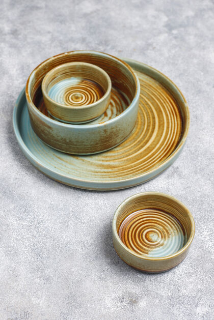 陶瓷不同的陶瓷空盘子和碗设置膳食餐具