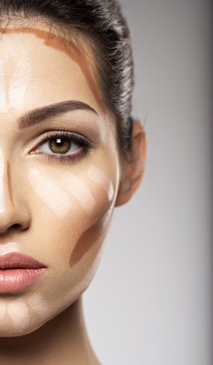 应用化妆妆色调是女人脸上的基础美容概念女孩化妆化妆概念妇女治疗