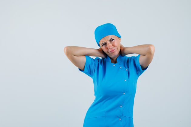 痛苦女医生颈部疼痛 穿着蓝色制服 看起来不舒服正视图颈部制服实验室
