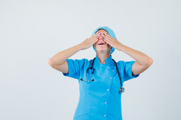 实验室女医生手拉着手 眼睛上穿着蓝色制服 神情激动 前视图疾病预防病人