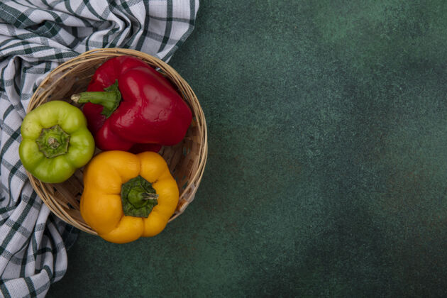 铃铛顶视图复制空间甜椒在一个绿色的背景篮子复制蔬菜查看