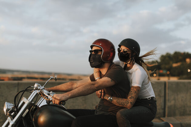 速度骑摩托车的人戴着面具过着新的正常生活夏天自行车头盔