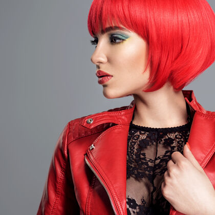 黑发美丽性感的女人 带着鲜红的鲍勃发型时尚模特穿着皮夹克的性感迷人的女孩漂亮女人的迷人脸庞皮革夹克口红华丽