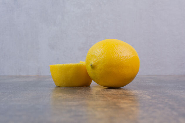 果汁一个完整的新鲜柠檬片大理石空间多汁切食品