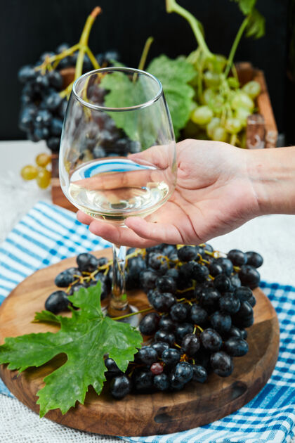 产品一杯白葡萄酒和一束红葡萄食品极简质量