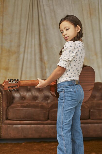 学习在家弹吉他的小女孩班音乐家艺术