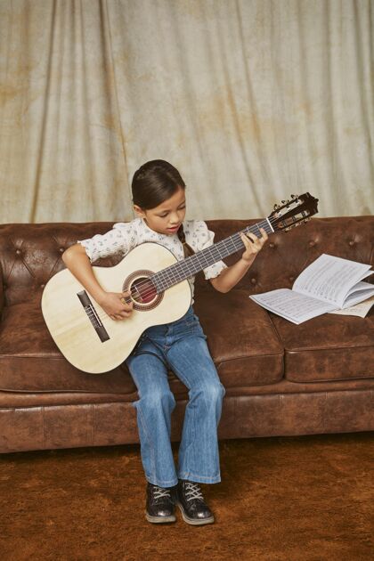 乐谱小女孩在家学吉他课程艺术小