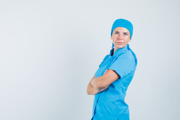 工作人员穿蓝色制服的女医生交叉双臂站着 看上去很自信看台交叉病人