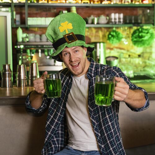 帽子在酒吧喝饮料庆祝圣帕特里克节的男人的前视图爱尔兰饮料品脱
