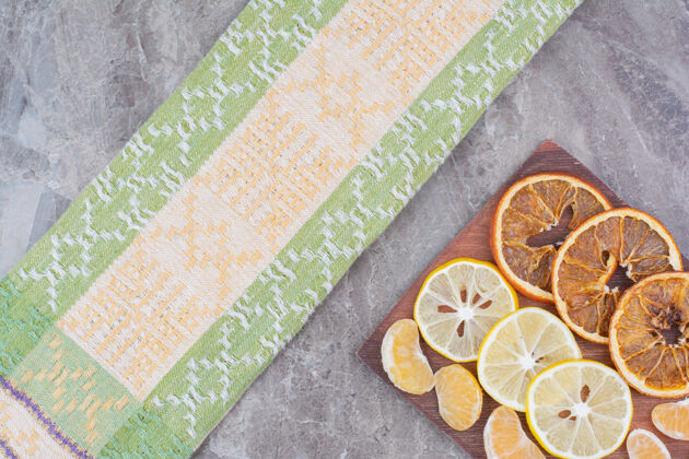 切片用桌布把柑橘片放在木板上橙子水果桌布