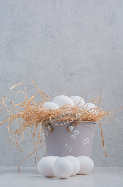 鸡蛋在大理石背景的桶里放上新鲜的白鸡蛋食品生的美味