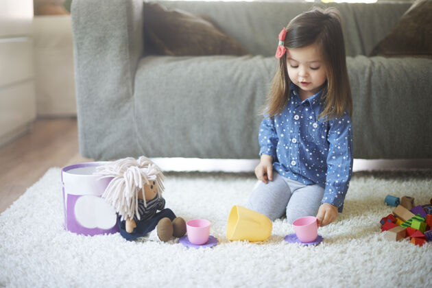 杯子小女孩在客厅玩玩具房子想象成长
