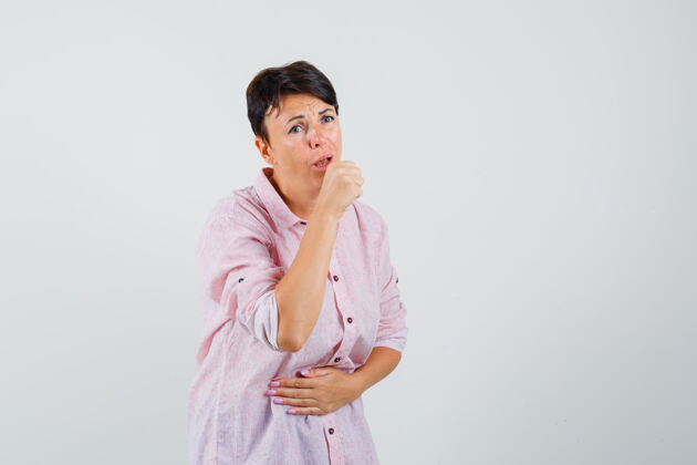 肖像女性咳嗽 穿着粉色衬衫 看起来很不舒服正视图咳嗽护士爆发