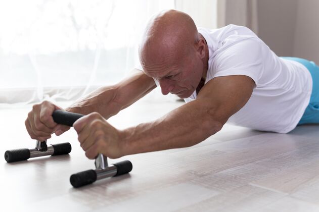 锻炼老人在室内锻炼活跃运动成熟