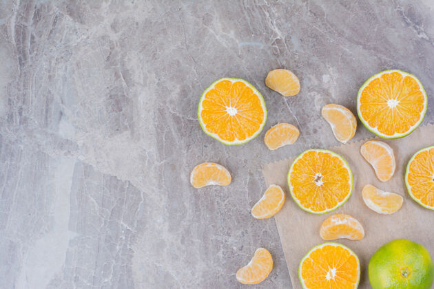 热带柑橘类水果散落在石头的背景上柠檬天然柑橘