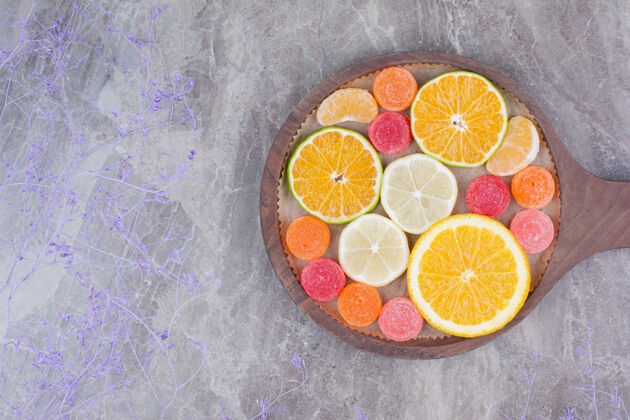 水果在砧板上放几片橘子 橘子和糖果糖果美味各种