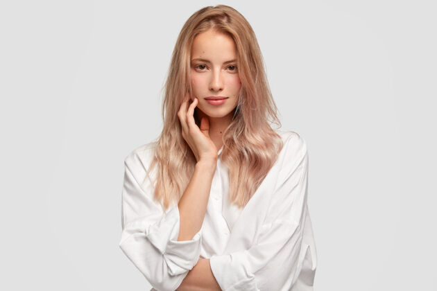 外观单色和美丽的概念漂亮的白人女性直发和干净的皮肤纯洁水平照片