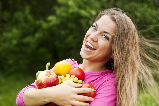 配料拿着水果和蔬菜的年轻女子健康的生活方式食物自然
