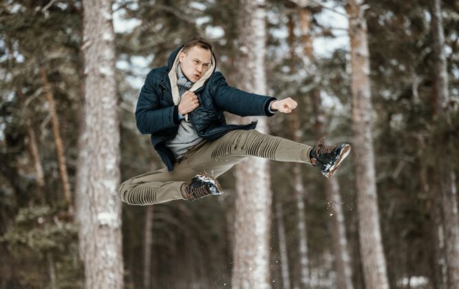 跳跃冬天在大自然中跳伞的人人快乐户外