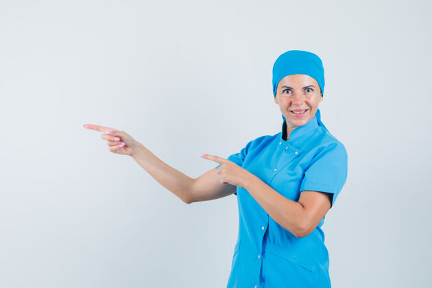 制服身着蓝色制服的女医生指着侧面 看上去充满希望 正对着前方实验室疾病女人