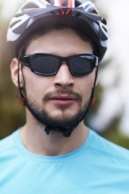 肖像骑自行车是我最大的爱好自行车手运动头盔自行车