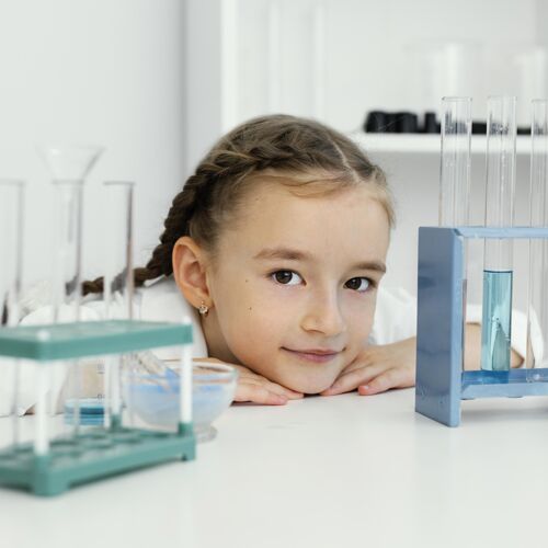 实验前视图可爱的年轻女孩科学家与试管知识孩子实验室