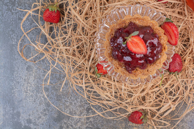面包房草莓糕点和草莓在大理石表面美味甜草莓