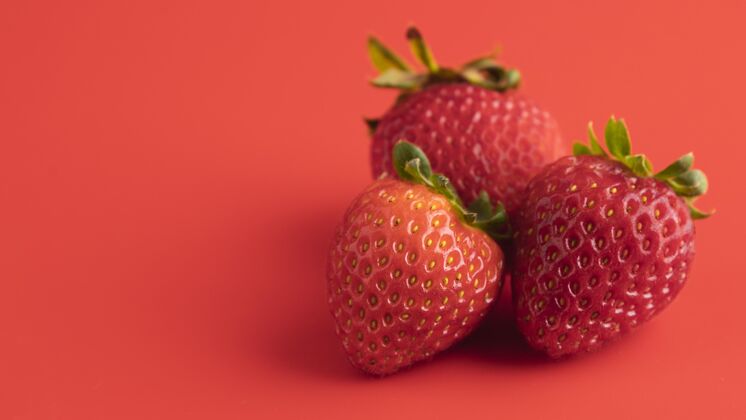 复制空间三个草莓的前视图 带复印空间甜点美食甜味