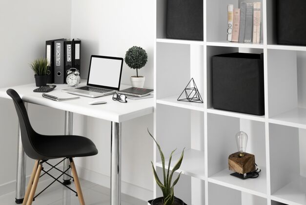 室内设计办公桌与笔记本电脑和椅子旁边的架子办公桌办公室水平