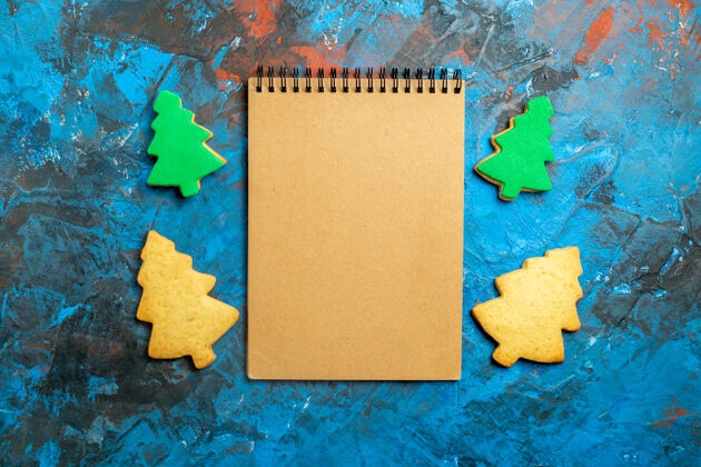 饼干俯视笔记本圣诞树饼干蓝红色表面查看顶部笔记本