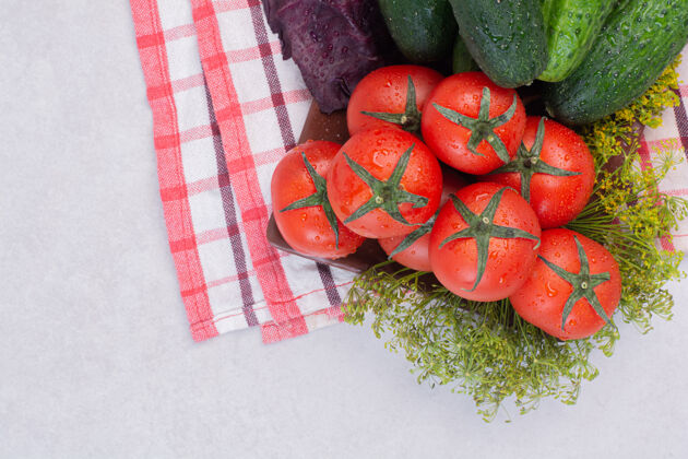 番茄在桌布上放黄瓜 蔬菜和西红柿有机绿色生的