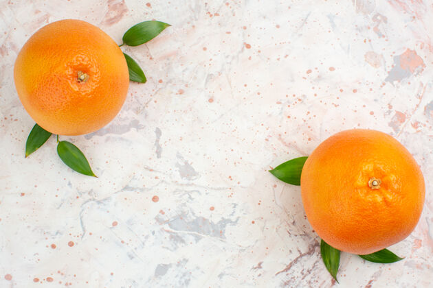 视野顶视图新鲜的橙子在明亮的隔离表面与自由空间鲜橙柑橘顶部
