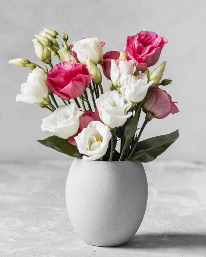 花束一束装在白色花瓶里的玫瑰季节美丽花