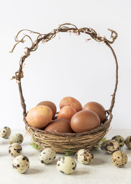 教五颜六色的复活节彩蛋在干草篮前视图装饰手工制作鸡肉