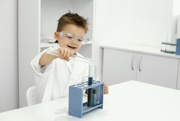 科学笑脸小子科学家在实验室用试管做实验学习孩子实验室