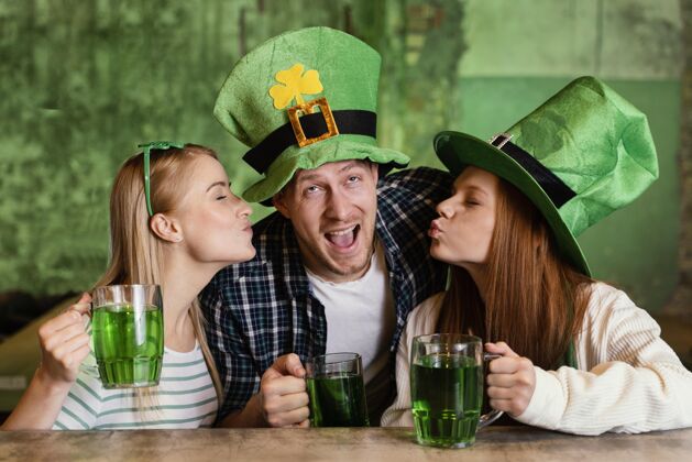 幸运一群朋友一起在酒吧庆祝圣帕特里克节爱尔兰庆祝品脱