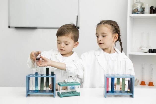 实验可爱的孩子科学家在做实验女孩化学水平