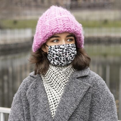 预防措施城市公园里戴着医用面罩的女人病毒安全面罩
