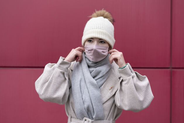 妇女戴着医用面罩的女人的正视图新常态预防措施大流行