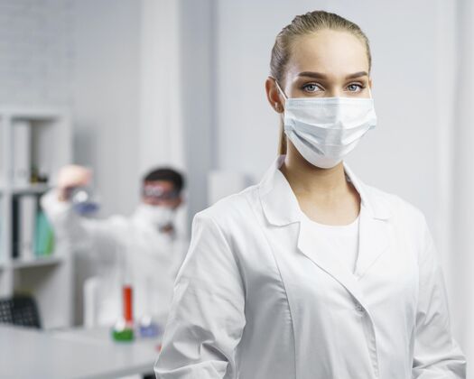 专家戴着医学面具的女科学家在实验室的画像女人实验室知识分子