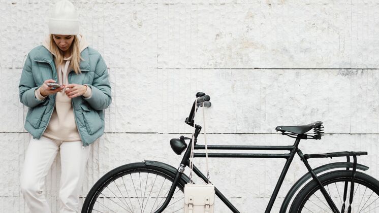 运动一个骑着自行车休息的女人日光自行车齿轮